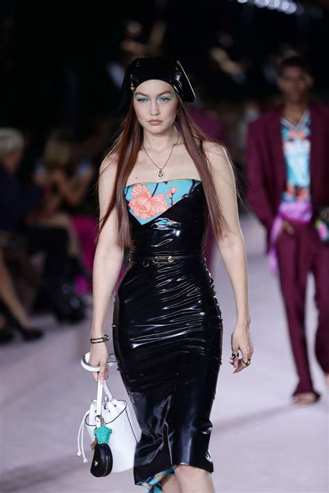 versace 2021 runway